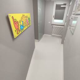 Corridoio moderno con dipinto colorato