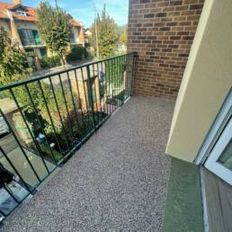 Balcone con vista su strada alberata.